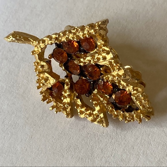 GOLD LEAVES AND TOPAZ CLIP ON VINTAGE EARRINGS - Picture 8 of 8